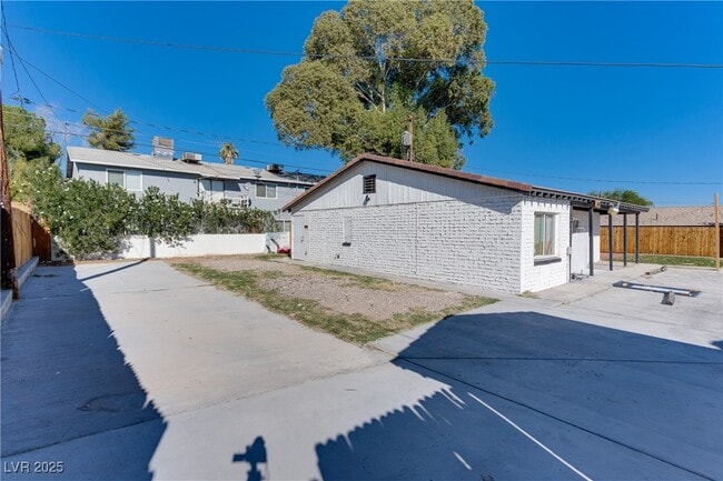 Building Photo - 309 N 16th St