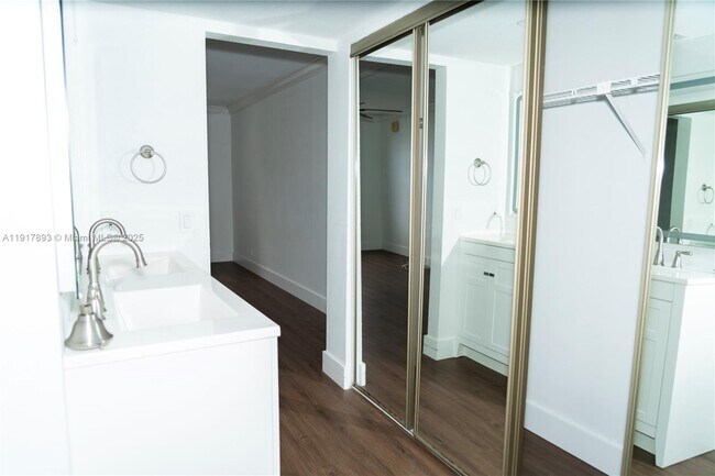 Building Photo - 105 Lake Emerald Dr