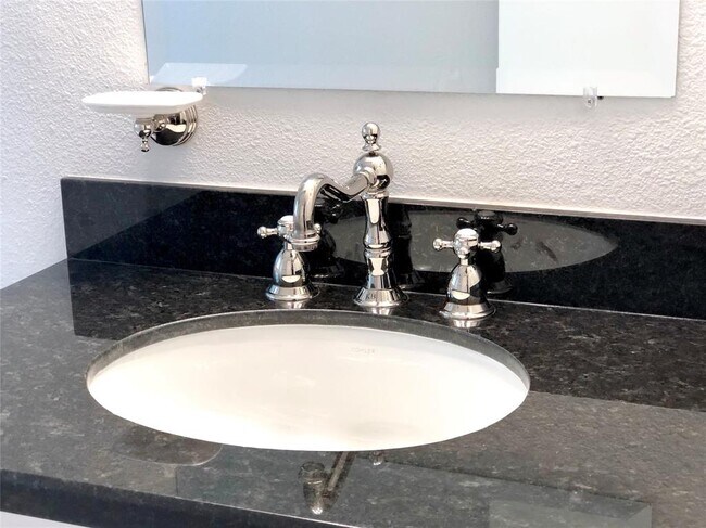 Building Photo - 2402 Watts St