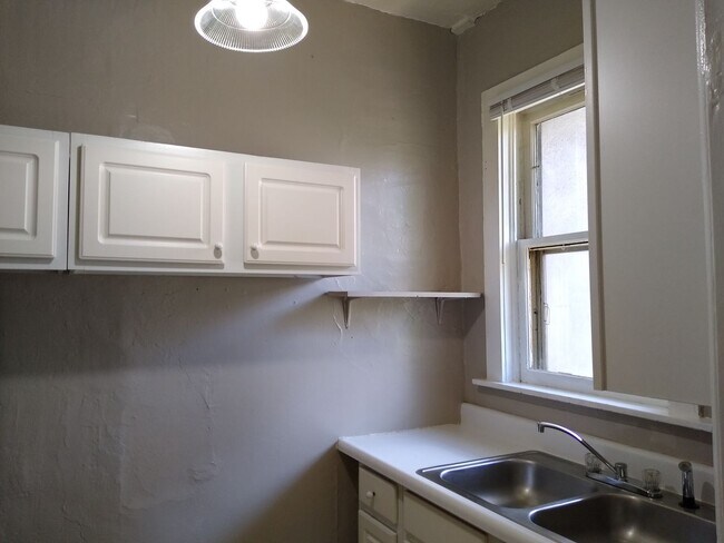 Building Photo - Top Floor 1 Bedroom in Historic Capitol Hill