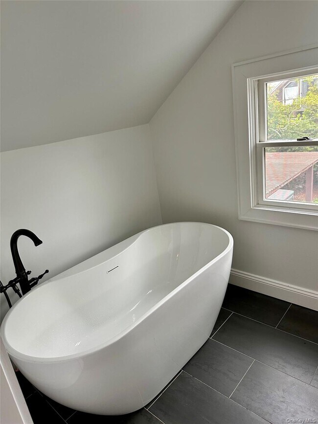 Building Photo - 19 Ocean Rd