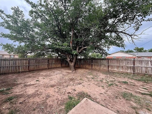 Building Photo - 601 Sky Cir