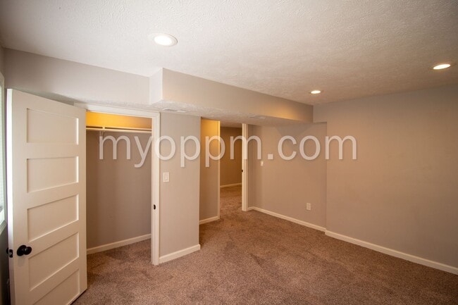 Building Photo - Spacious 4 Bed 2 Bath Home!