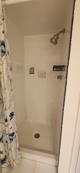 Building Photo - 702 Plum St SW