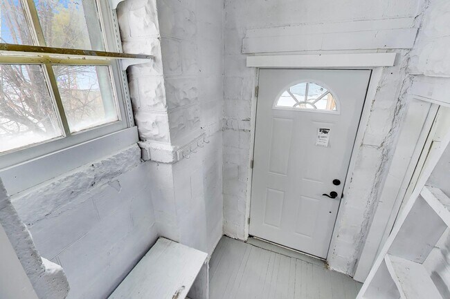 Building Photo - 1638 Oakwood Ave
