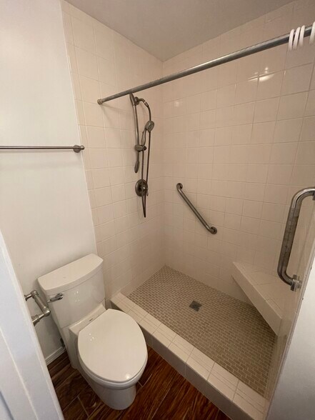 shower - 508 S Catalina Ave