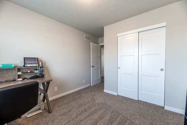 Building Photo - Open-Concept 3-Bedroom with Corner Lot Vie...