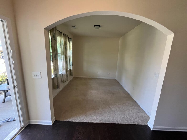 Building Photo - Room in House on Ebbets Rd