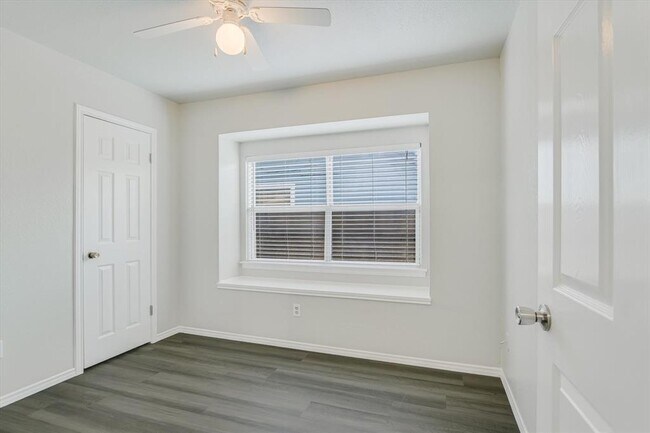 Building Photo - 501 Maple Run Dr