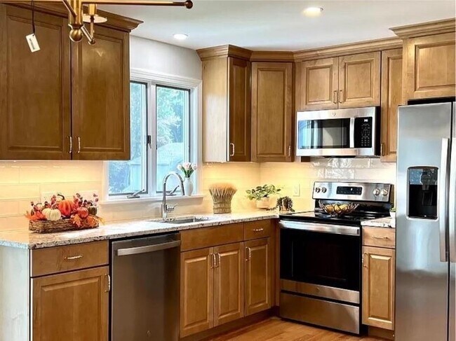 Building Photo - 14 Summer St