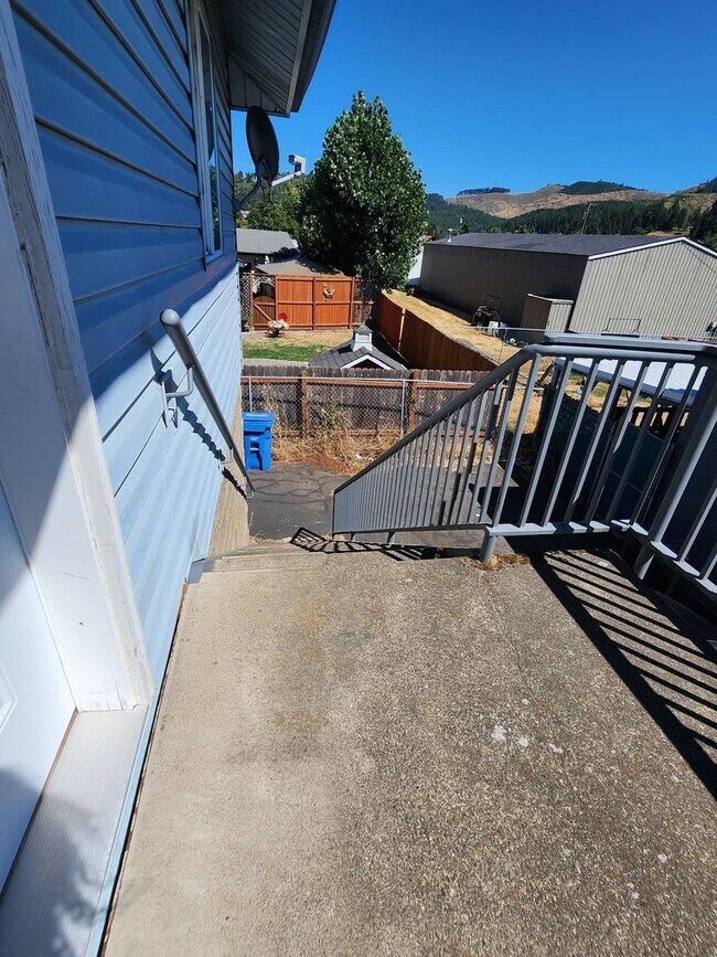 Building Photo - 352 S Calapooia St