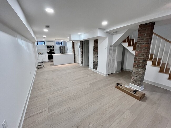 Building Photo - 52 Clarendon St