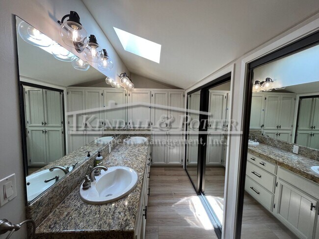 Building Photo - Beautifully Remodeled 4 Bed/2 Full Bath + ...