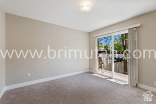 Building Photo - 2572 E Canterbury Ln