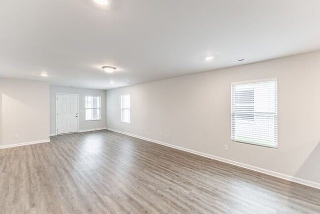 Building Photo - Beautiful home available for rent