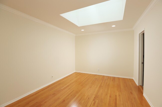 Building Photo - 605 Brightside Ln