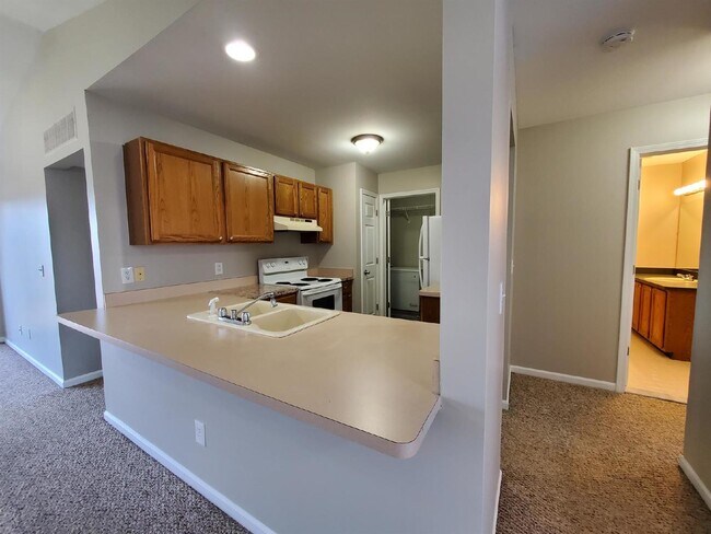 Building Photo - 2 Bedroom, 2 Bathroom Spacious Upper-Level Condo with Vaulted Ceilings & Private Primary Suite. N...