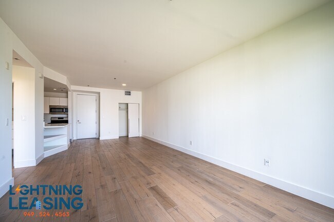 Building Photo - 8811 Burton Way