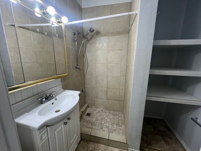 Building Photo - Cute Two Bedroom One Bathroom Single Famil...