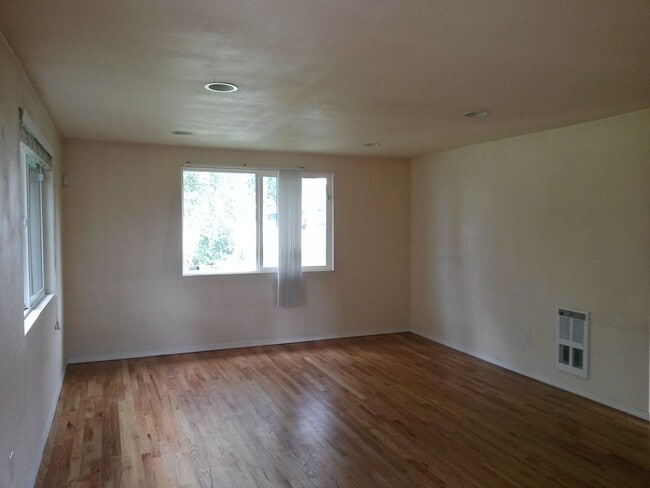 Building Photo - Lynnwood Bungalow