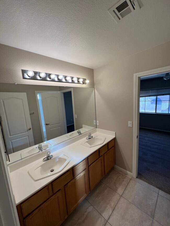 Building Photo - 4 Bedroom with Bedroom Downstairs, Pool, O...