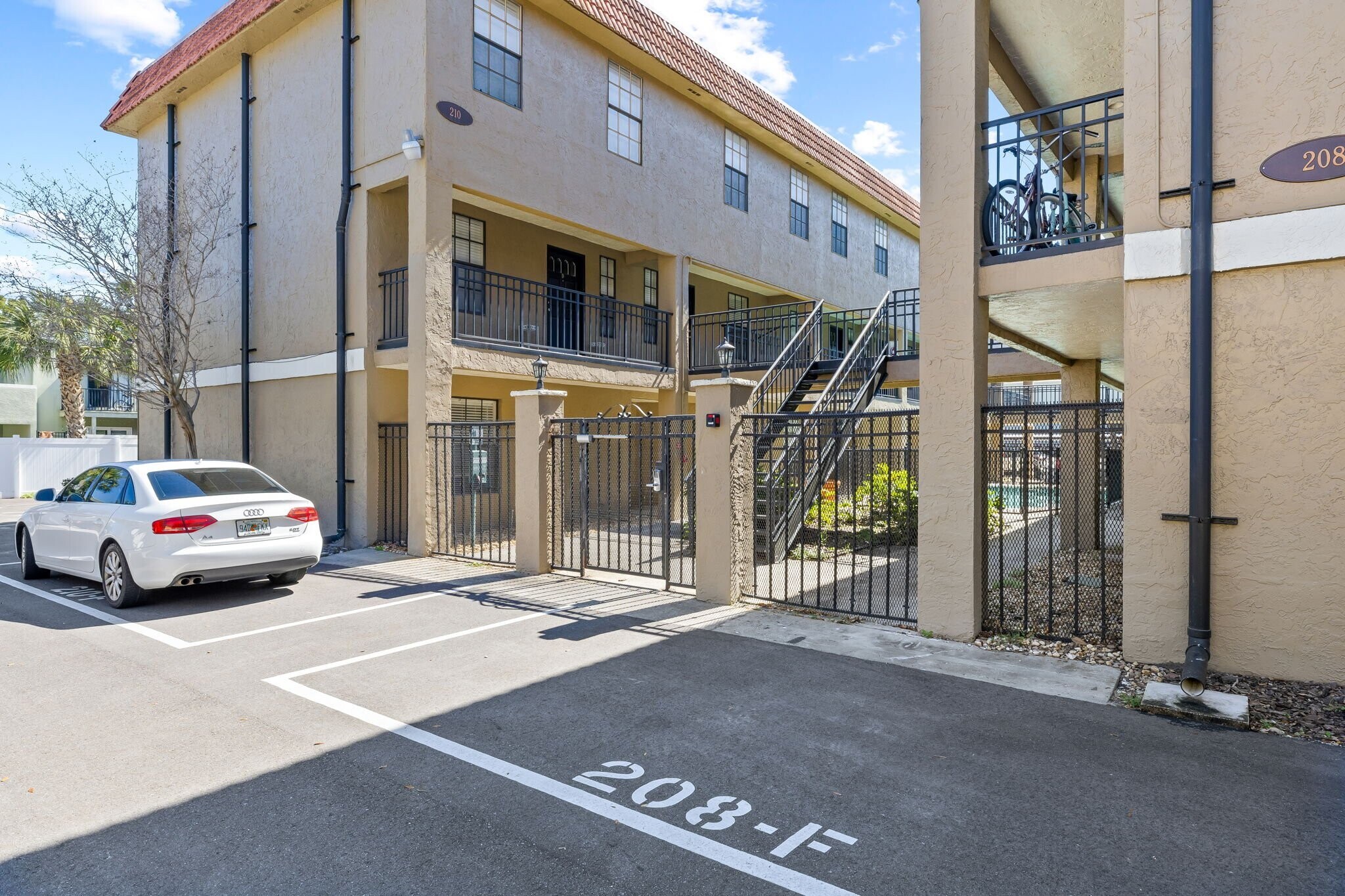 Building Photo - 210 S Habana Ave