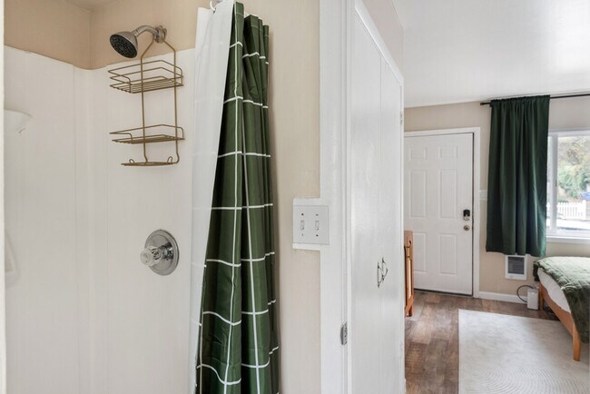 Building Photo - 5248 SE Stark St