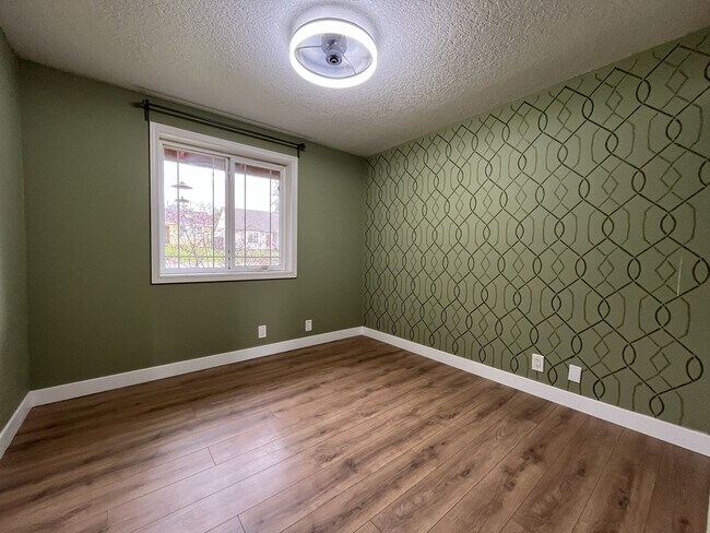 Building Photo - Beautifully Maintained Single-Level 3 Bedroom Home in North Plains Featuring Flexible Living Spac...