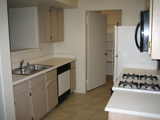 Building Photo - NICE CONDO, 3 BEDROOMS, 2 FULL BATHS, NEW ...