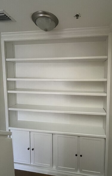 Built in bookcase - 4950 Bayshore Blvd