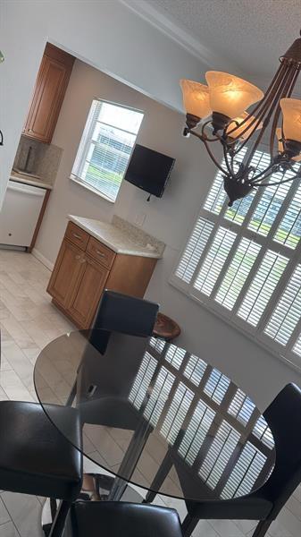 Building Photo - 332 Fanshaw H