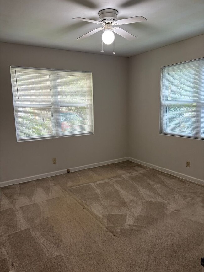 Building Photo - WS- 825/827 INGLESIDE DR