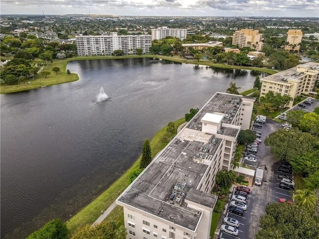 Building Photo - 2751 N Palm Aire Dr