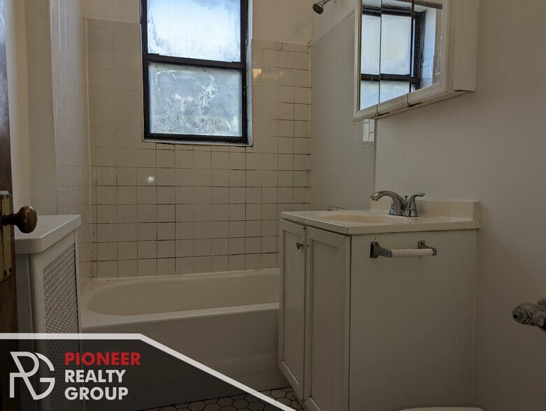 Building Photo - 739 W Belmont Ave