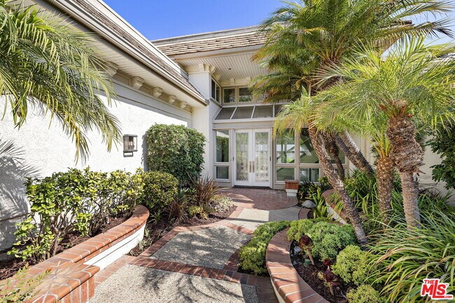 Building Photo - 31 St Tropez