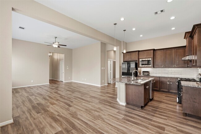 Building Photo - 8422 Bay Orchard Dr