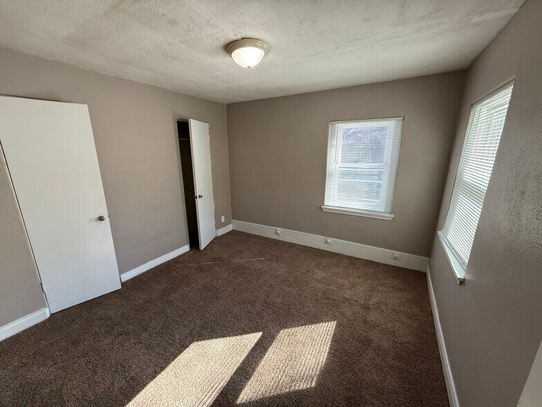 Building Photo - 206 Locust St