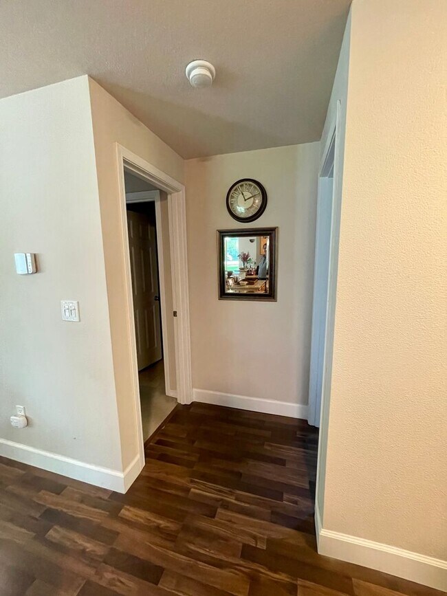 Building Photo - $500 Move In Special!!!!