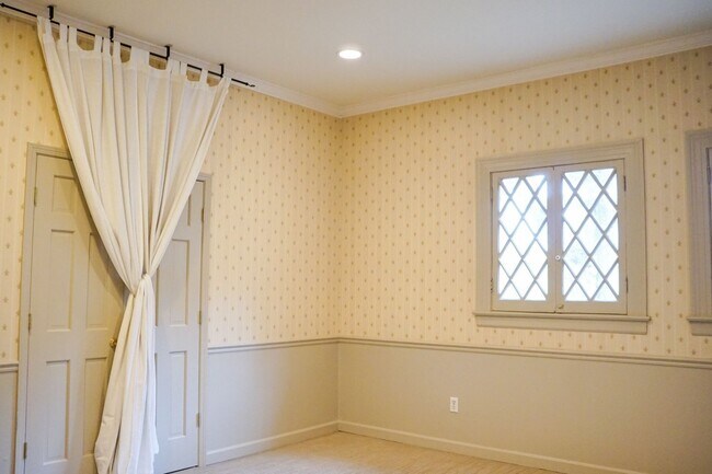 Building Photo - Spacious Nob Hill Historic Property with a...