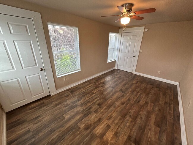 Building Photo - Downstairs 1BD/1BA Near San Antonio College – Easy Access, Central Location!