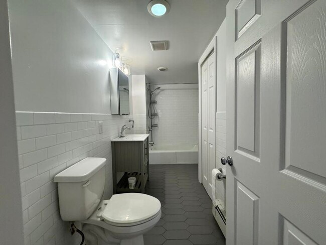 Building Photo - 146 Webster Ave
