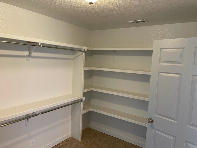 Building Photo - 9969 Glen Rd