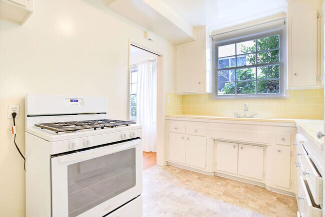 Building Photo - 415 San Vicente Blvd