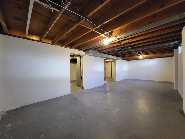 Building Photo - 4720 Esterbrook Rd
