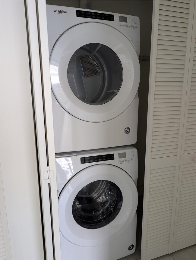 Building Photo - 2000 Metropica Wy