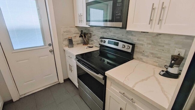 Building Photo - 1958 Monroe St