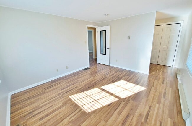 Building Photo - 3 Bed / 1-1/5 Bath Single Family Home w/Attached 2-Car Garage