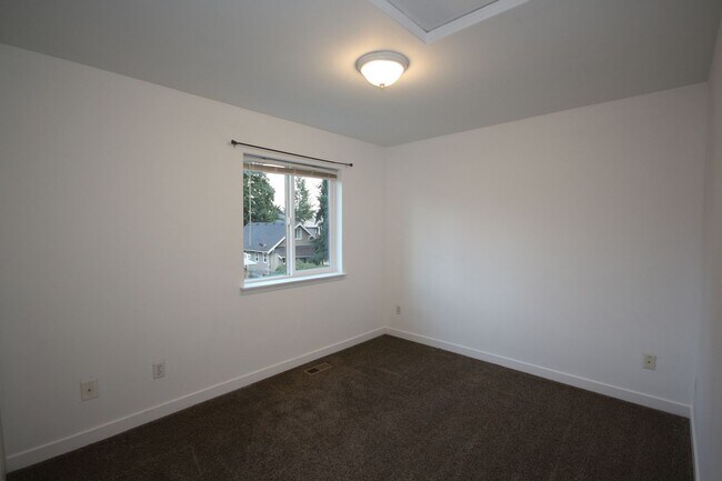 Building Photo - Updated Tacoma Home with Spacious Layout & Fully Fenced Yard