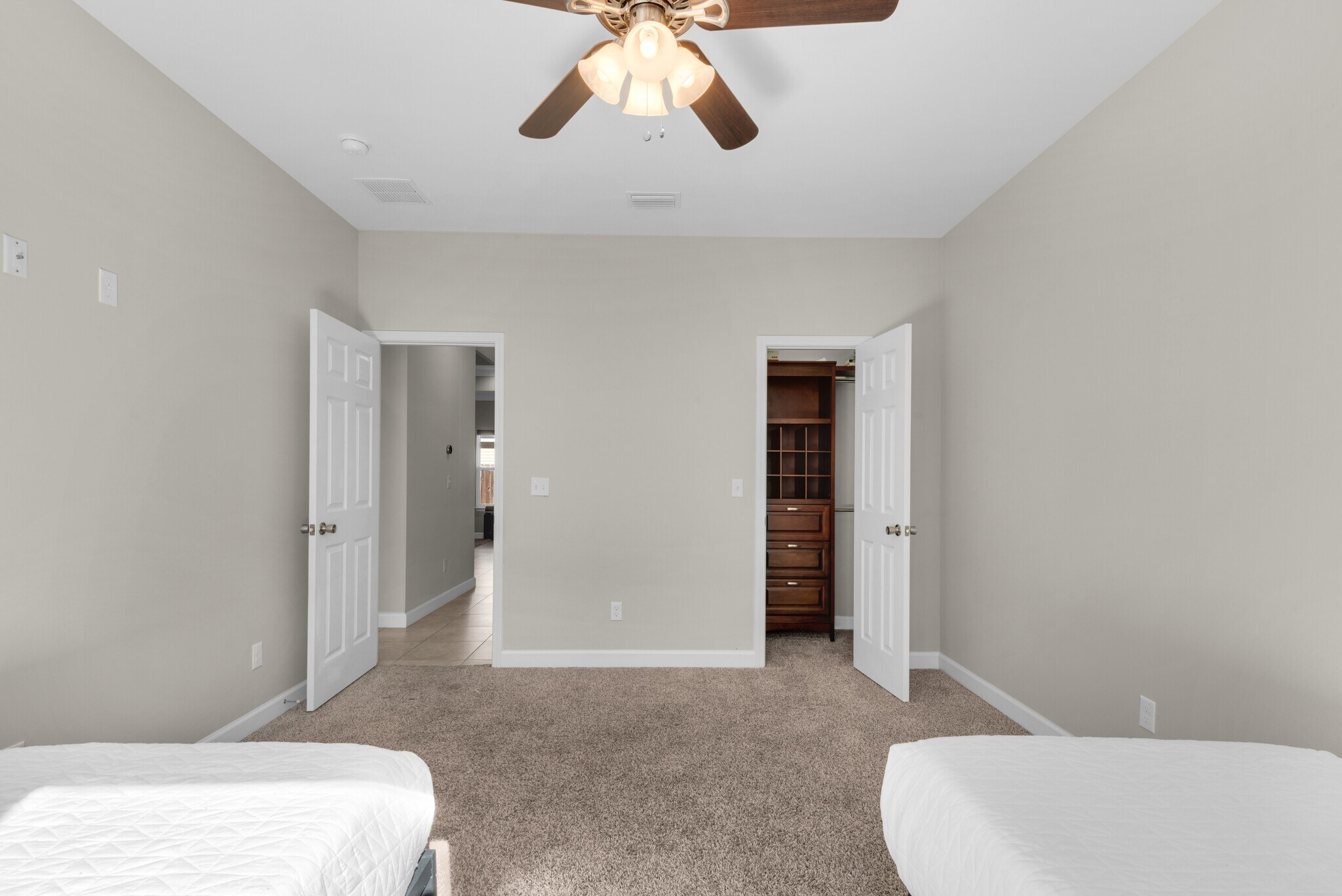 Guest bedroom with two memory foam beds & fresh linens, perfect for families with little ones - 28 Snook Rd