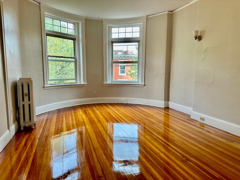 Building Photo - 10 Strathmore Rd